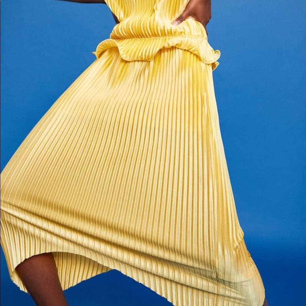 Yellow pleated midi skirt 🌟